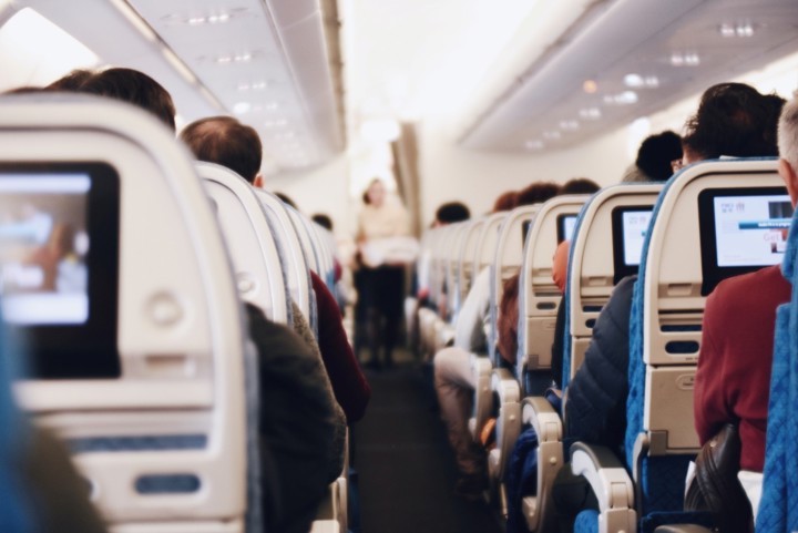 La cabine de l'avion est pleine de monde