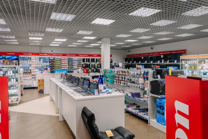 Interior of a consumer electronics retail store displaying laptops, accessories and devices, representing the traditional retail environment impacted by social commerce.